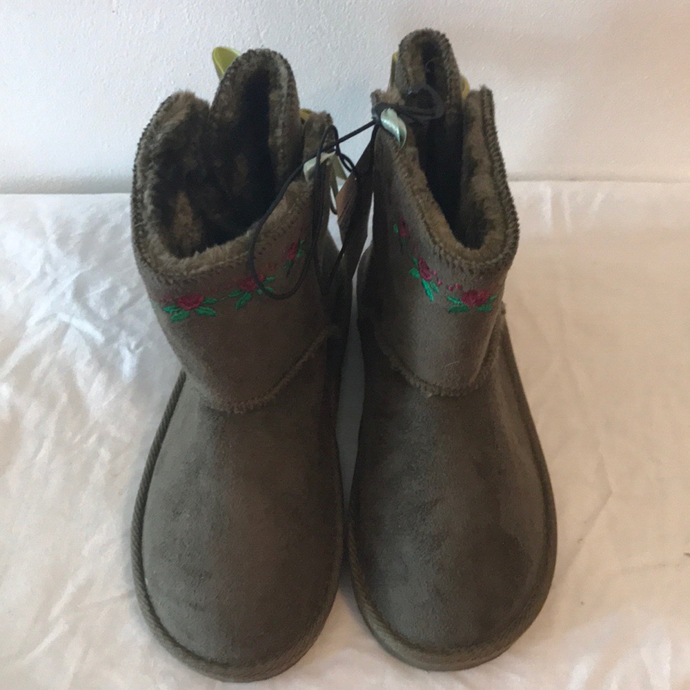 Little girls lovely boots with bows on the back💕